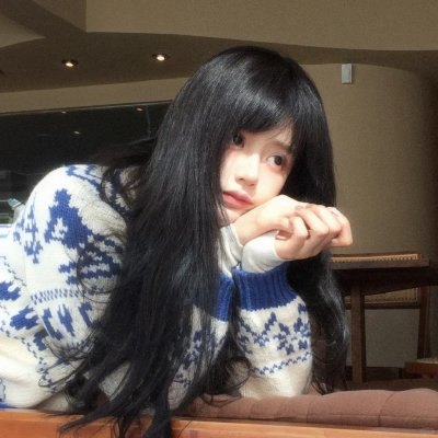 泳池里的女人
